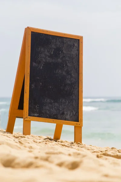 Tablero en blanco en la playa —  Fotos de Stock