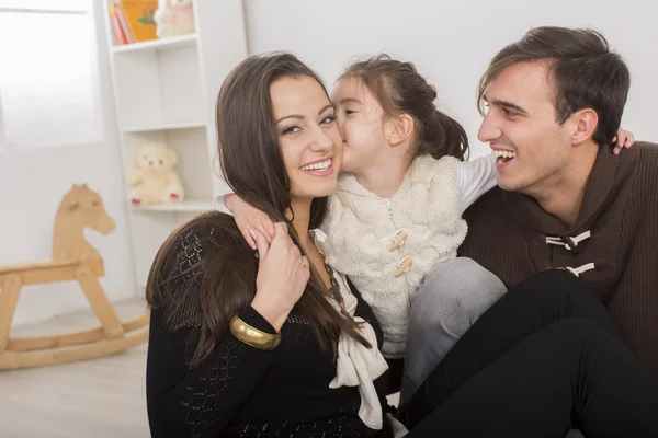 Família feliz no quarto — Fotografia de Stock
