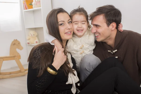 Família feliz no quarto — Fotografia de Stock