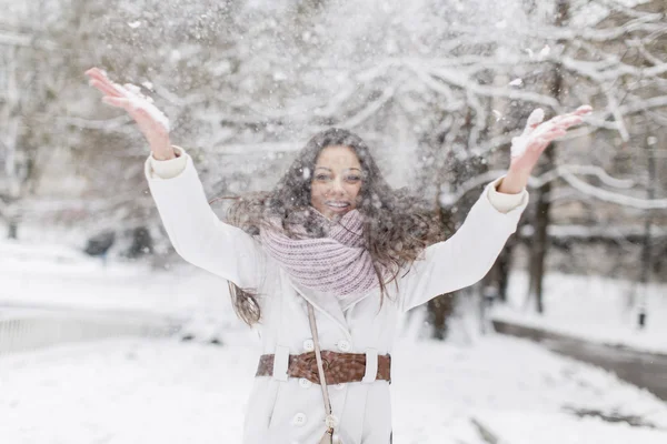 Young woman at winter — Stock Photo, Image