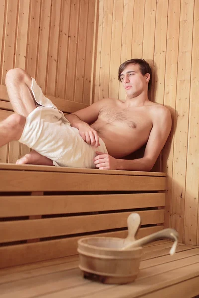 Jeune homme relaxant dans le sauna — Photo