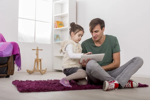Vater und Tochter mit Tablet — Stockfoto