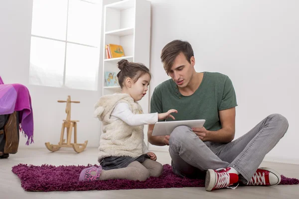 Padre e hija con una tablilla —  Fotos de Stock