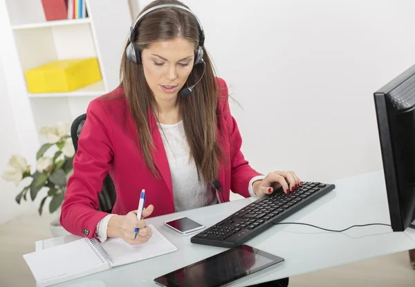 Mujer joven y bonita en la oficina —  Fotos de Stock