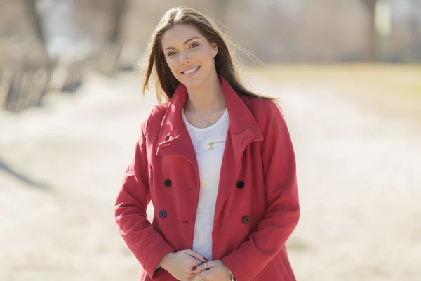 Jolie jeune femme en manteau rouge — Photo