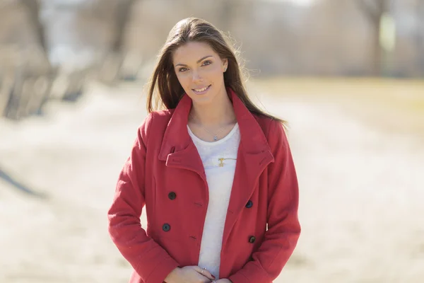 Bella giovane donna in cappotto rosso — Foto Stock