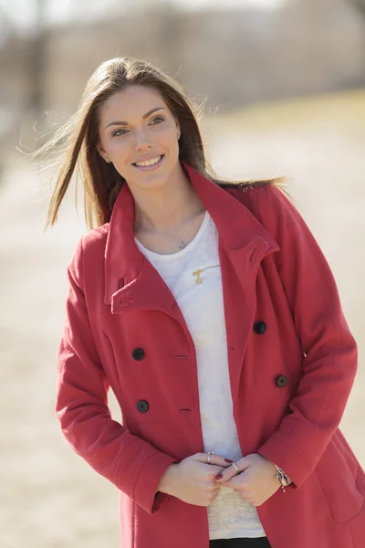 Ganska ung kvinna i röd kappa — Stockfoto