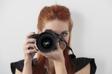 Genç bir kadın fotoğraf çekiyor.