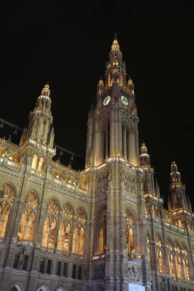 Wien rathaus på natten — Stockfoto