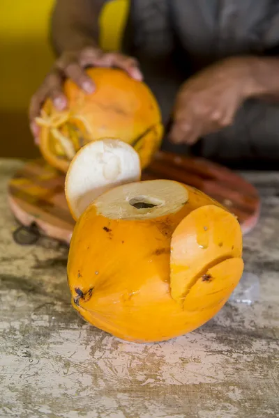 Coconut cutting — Stock Photo, Image