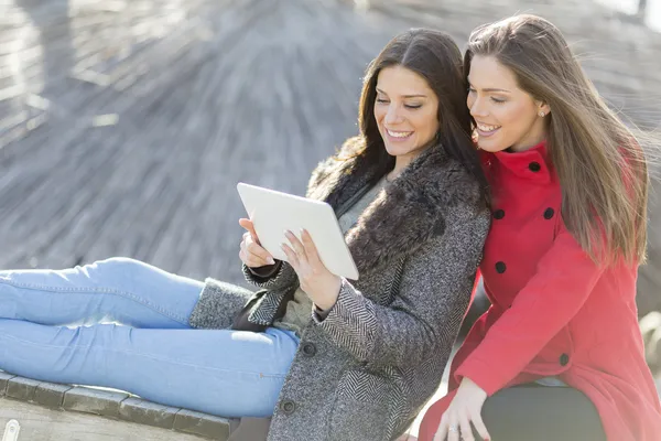 Tablet ile parkta genç kadınlar — Stok fotoğraf