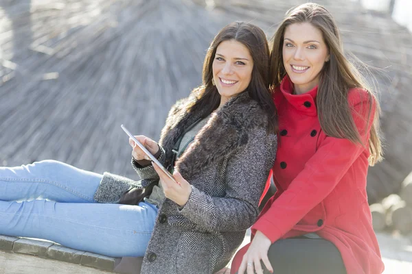 Tablet ile parkta genç kadınlar — Stok fotoğraf