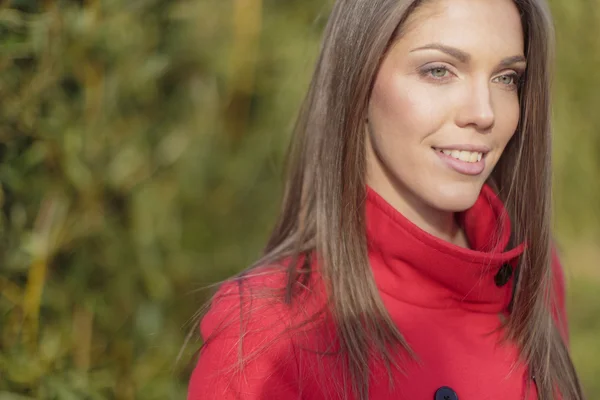 Bella giovane donna in cappotto rosso — Foto Stock