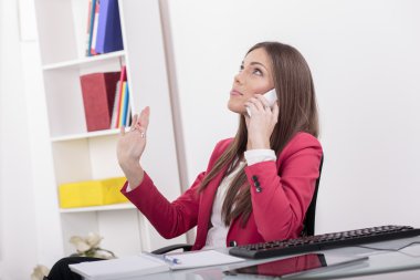 ofiste genç ve güzel kadın