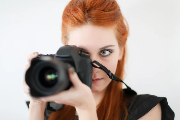 Mujer joven tomando una foto —  Fotos de Stock