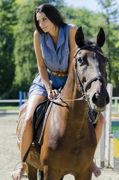 Νεαρή γυναίκα ιππασίας για το άλογο — Φωτογραφία Αρχείου
