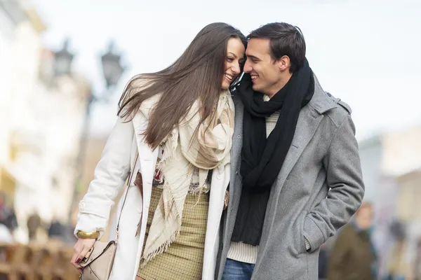 Jeune couple dans la rue — Photo