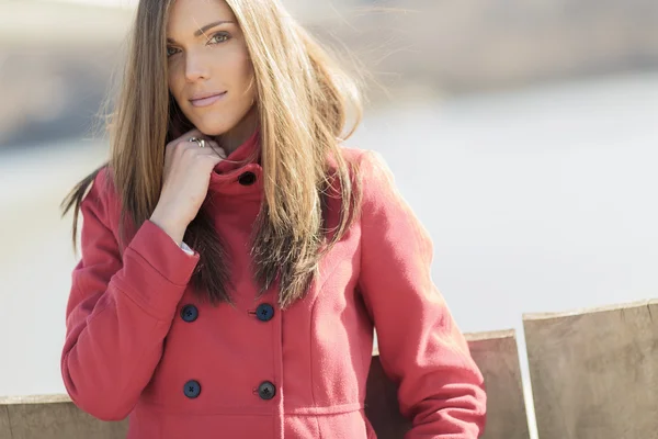Красивая молодая женщина в красном пальто — стоковое фото