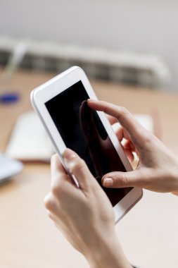 bir tablet üzerinde çalışan kadın