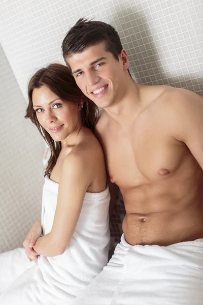 Mladý pár ve wellness centru — Stock fotografie