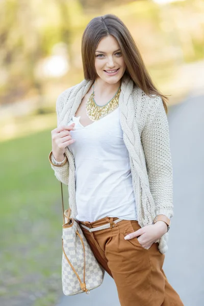 Junge Frau im Park — Stockfoto