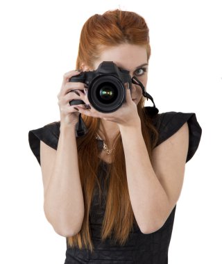 Genç bir kadın fotoğraf çekiyor.