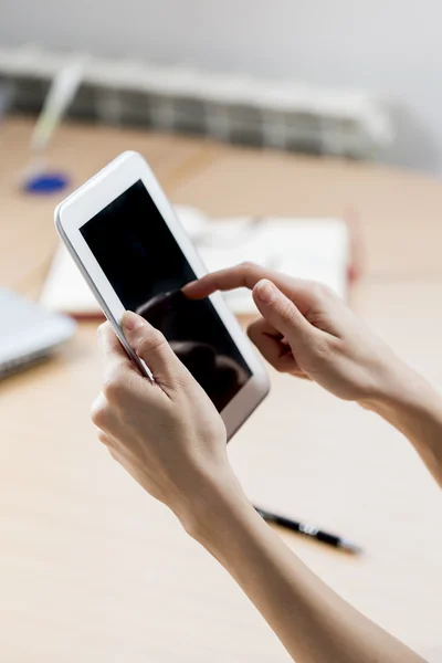 Woman working on a tablet — Stock Photo, Image