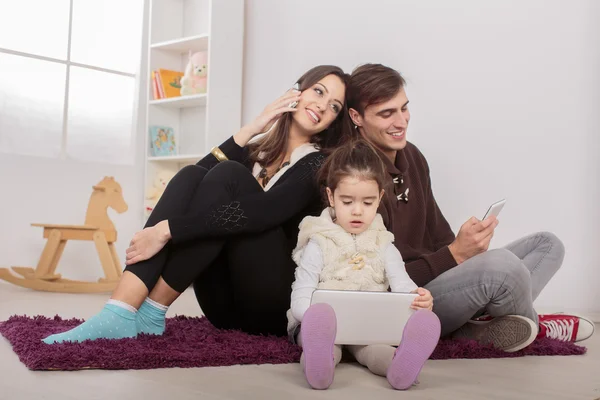 Familie im Zimmer — Stockfoto