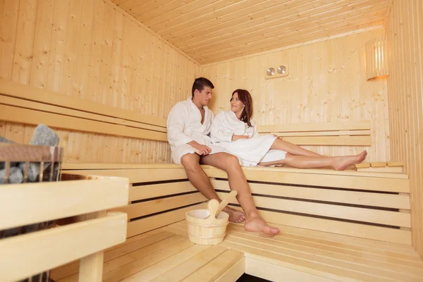 Jovem casal na sauna — Fotografia de Stock