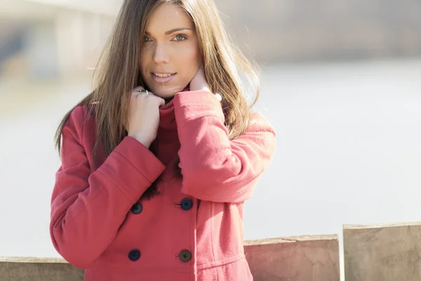 年轻漂亮的女人，穿着红色的外套 — 图库照片