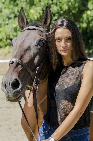 Jeune femme avec un cheval — Photo
