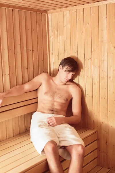 Młody człowiek relaks w saunie — Zdjęcie stockowe