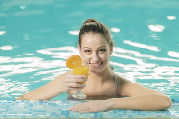 Jeune femme dans la piscine — Photo