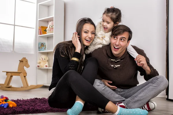 Glückliche Familie im Zimmer — Stockfoto
