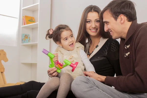 Glückliche Familie im Zimmer — Stockfoto