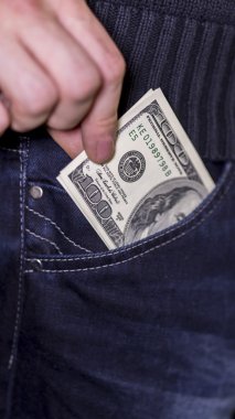 Elini cebinden para alıyor