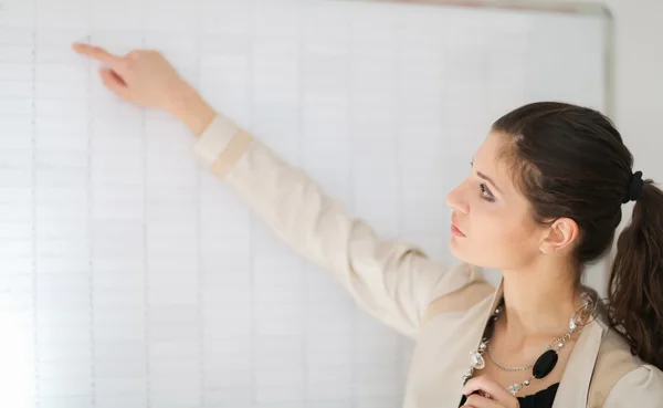 Mooie jonge vrouw in het kantoor — Stockfoto