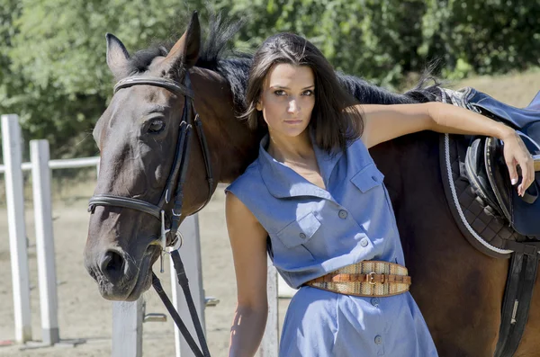 Mujer joven con caballo — Foto de Stock