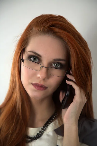 Rött hår kvinna med mobiltelefon — Stockfoto