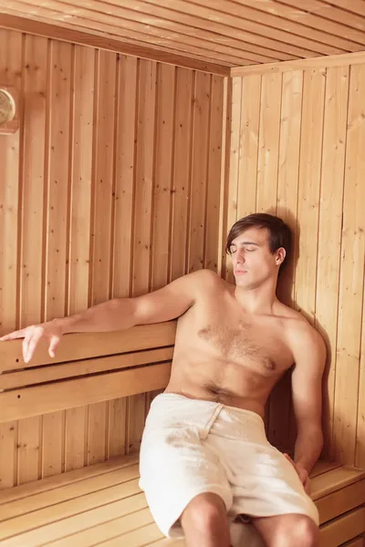 Junger Mann in der Sauna — Stockfoto
