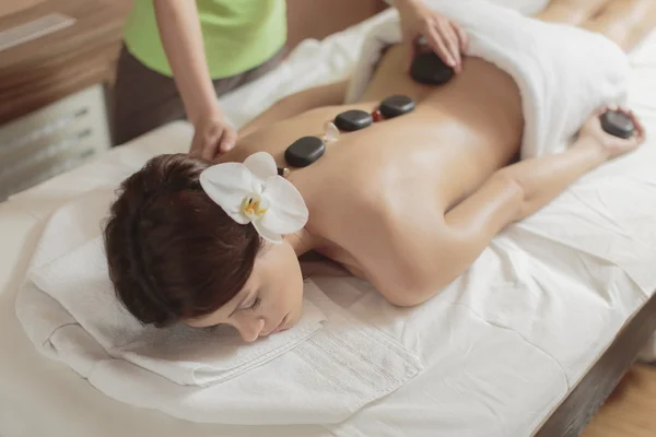 Terapii masaż gorącymi kamieniami — Zdjęcie stockowe
