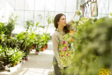 Çiçek bahçesindeki genç kadın