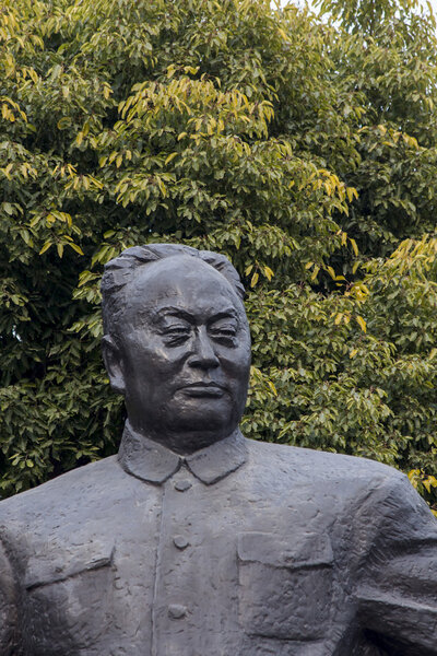 Статуя Чэнь И в Шанхае
