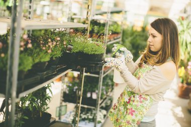 Çiçek bahçesindeki genç kadın