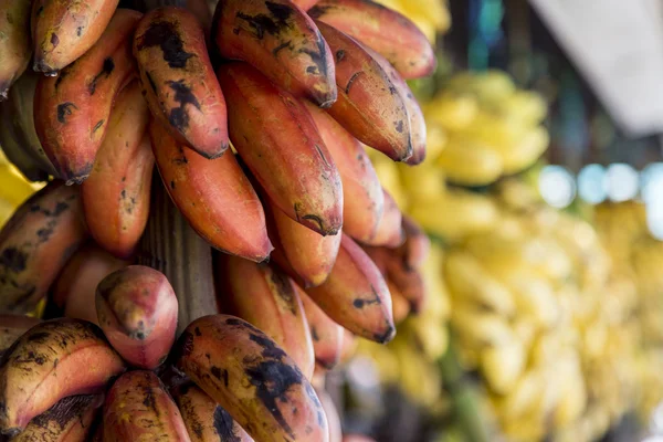 Банани на ринку — стокове фото