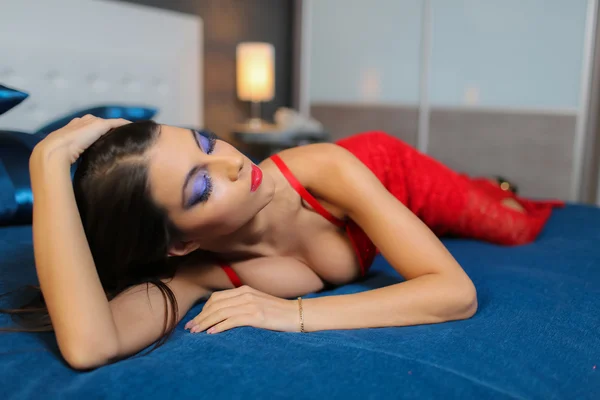 Junge Frau liegt auf dem Bett — Stockfoto