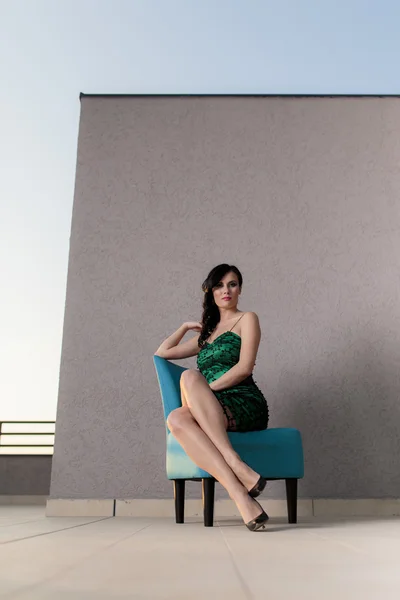 Young woman on the roof — Stock Photo, Image