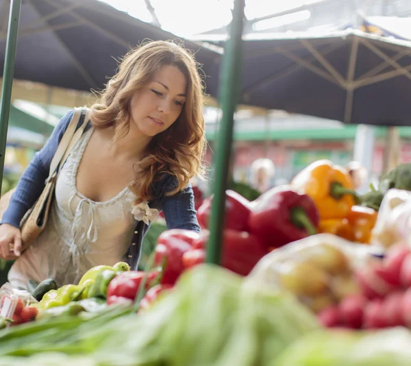 Giovane donna al mercato — Foto Stock