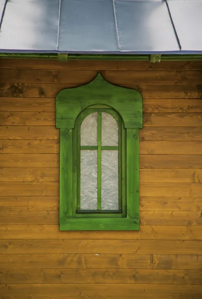 Finestra verde sulla casa di legno — Foto Stock