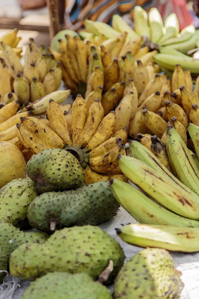 Guyabano and banana on the market in Galle, Sri Lanka — Stock Photo, Image
